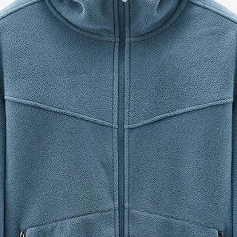 Fleecejas met capuchon voor heren in blauw, close-up van de fleece, de rits en de naden op de borst
