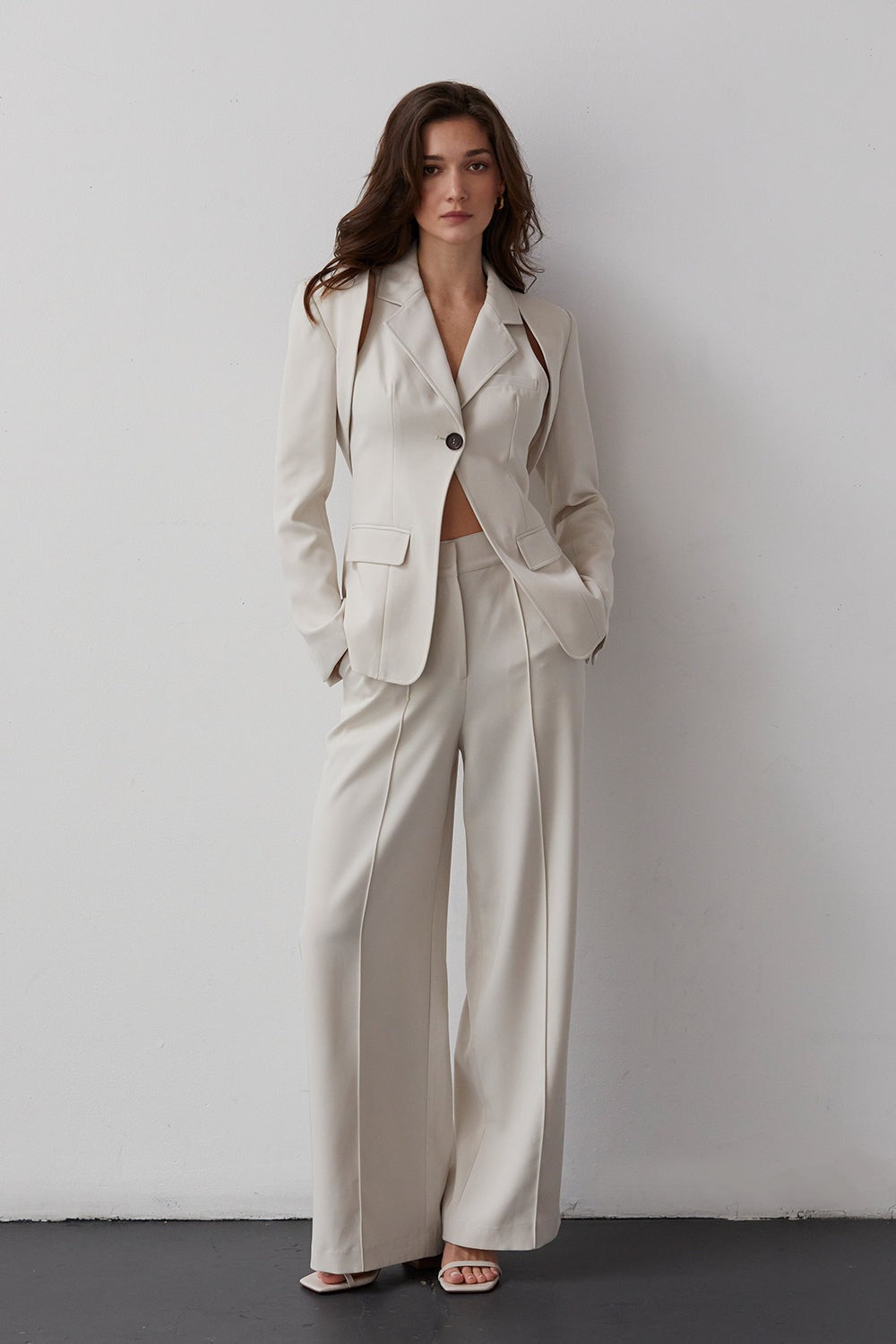 Blazerset met bolero en gilet in gebroken wit, gedragen, volledige look