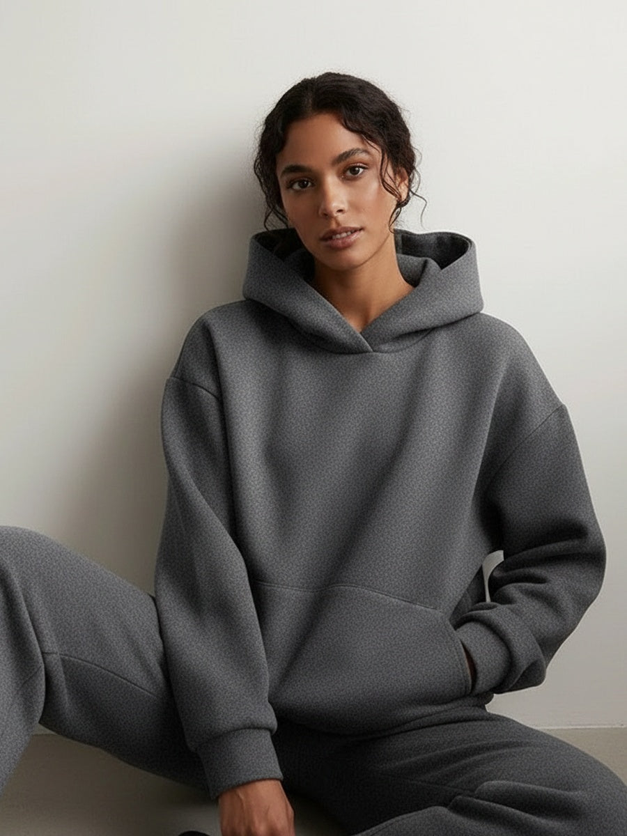 Oversized hoodie en joggingbroek in grijs, zittend