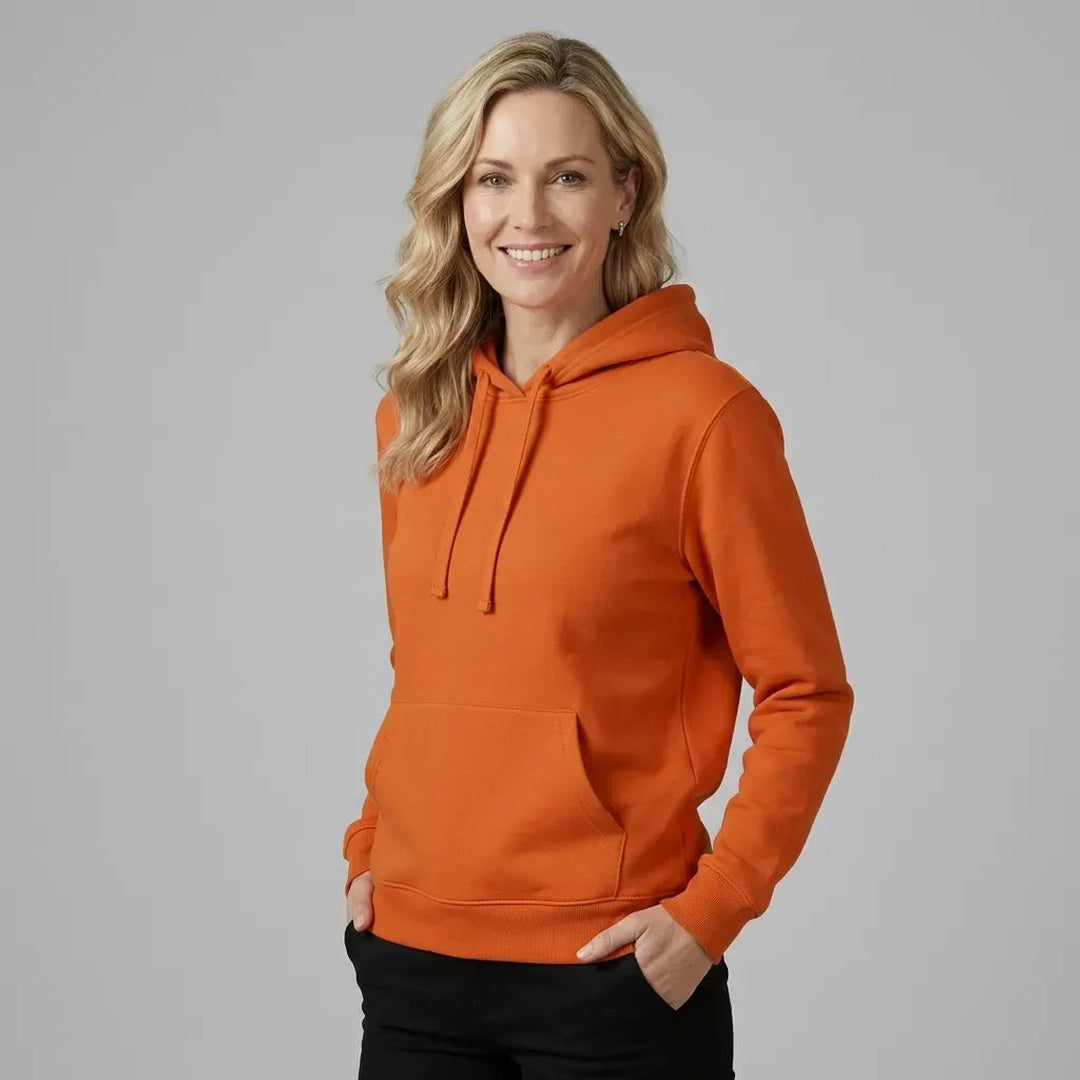 Vrouw draagt oranje hoodie met koorden en geribde boorden | Boutique Moda