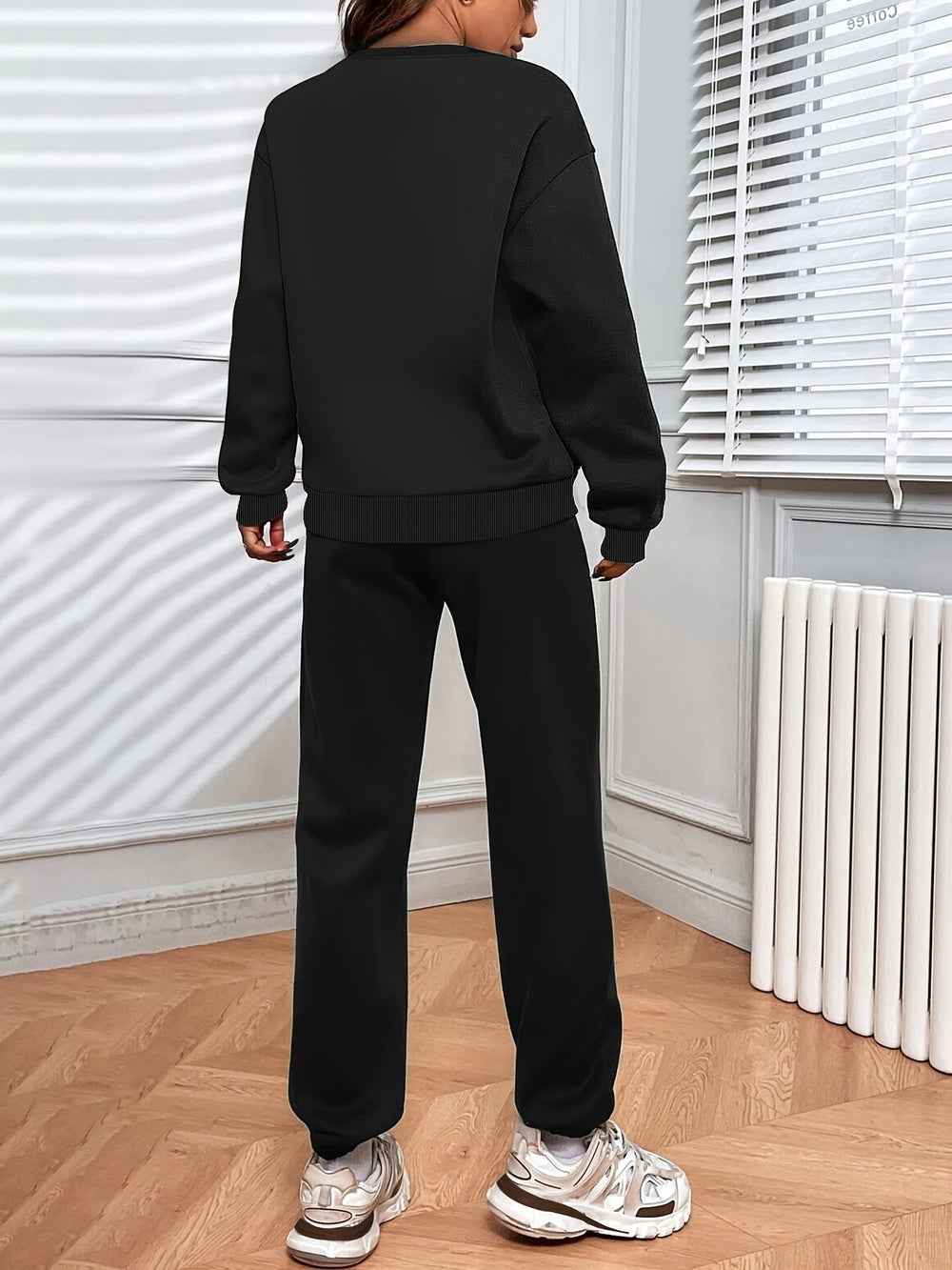 Oversized joggingpak in zwart, achteraanzicht