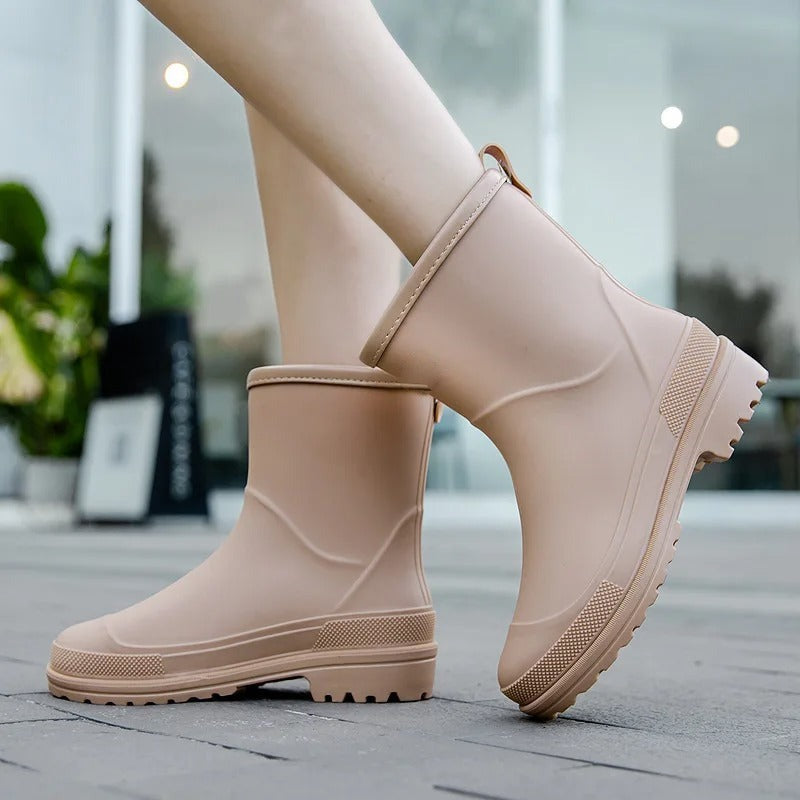Lage matte regenlaarzen in beige, gedragen