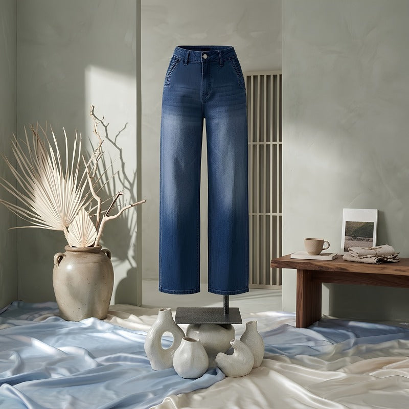 Vintage jeans voor dames in blauw met wijde pijpen, productfoto op een standaard, op gedrapeerde stof