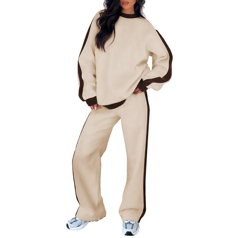 Joggingpak met zijstreep, sweater en rechte broek in beige, gedragen, vooraanzicht