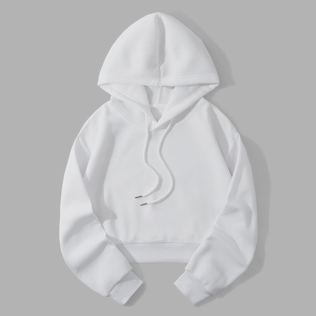 Witte cropped hoodie plat neergelegd, met capuchon en koorden tegen een grijze achtergrond | Boutique Moda