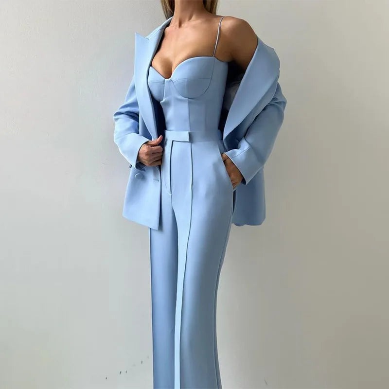 Driedelig broekpak met bustier, flared broek en blazer in lichtblauw, gedragen, vooraanzicht