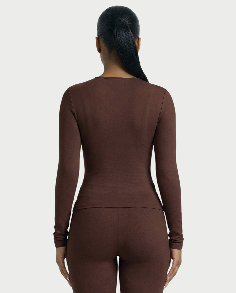 Strakke longsleeve met ronde hals in bruin, close-up achterkant