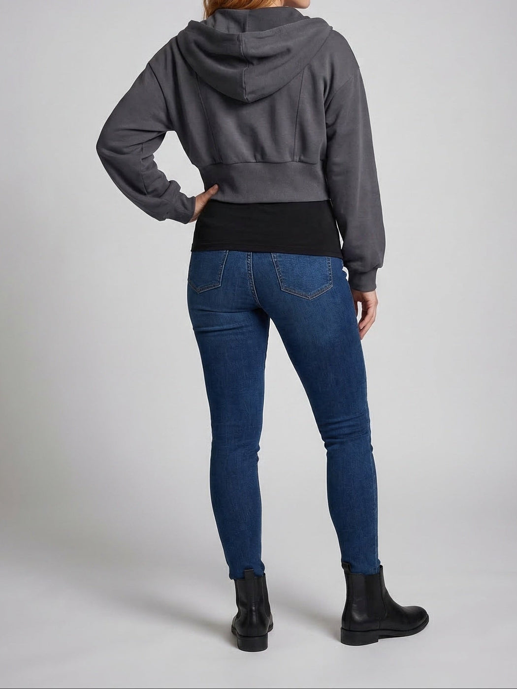 Achteraanzicht van het donkergrijze korte vest met capuchon en brede ribboord | Boutique Moda