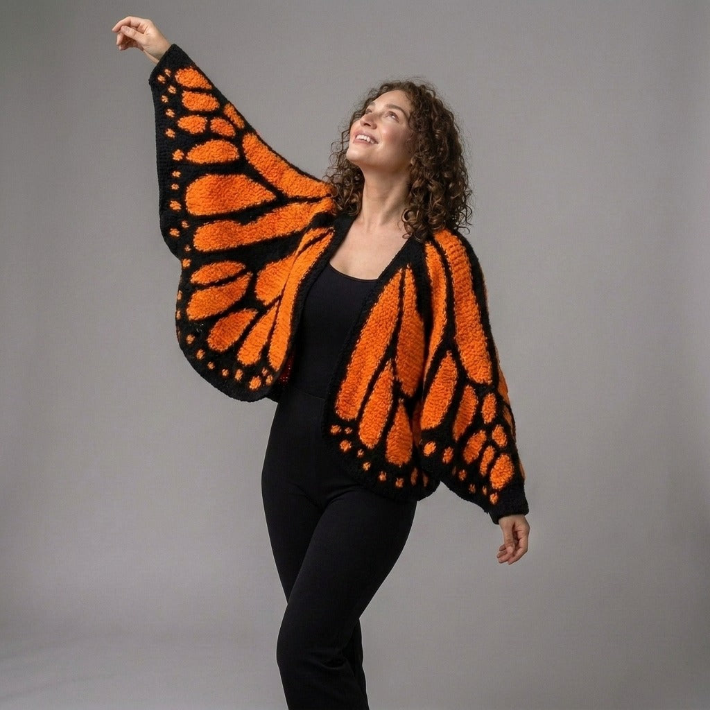 Oversized vest met vlinderpatroon in oranje, gedragen, met de arm omhoog
