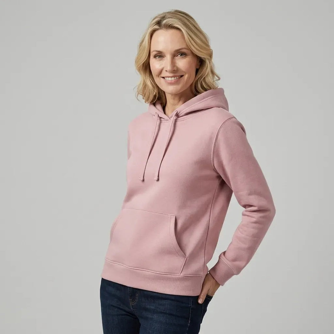 Vrouw draagt roze hoodie met capuchon, licht van opzij | Boutique Moda