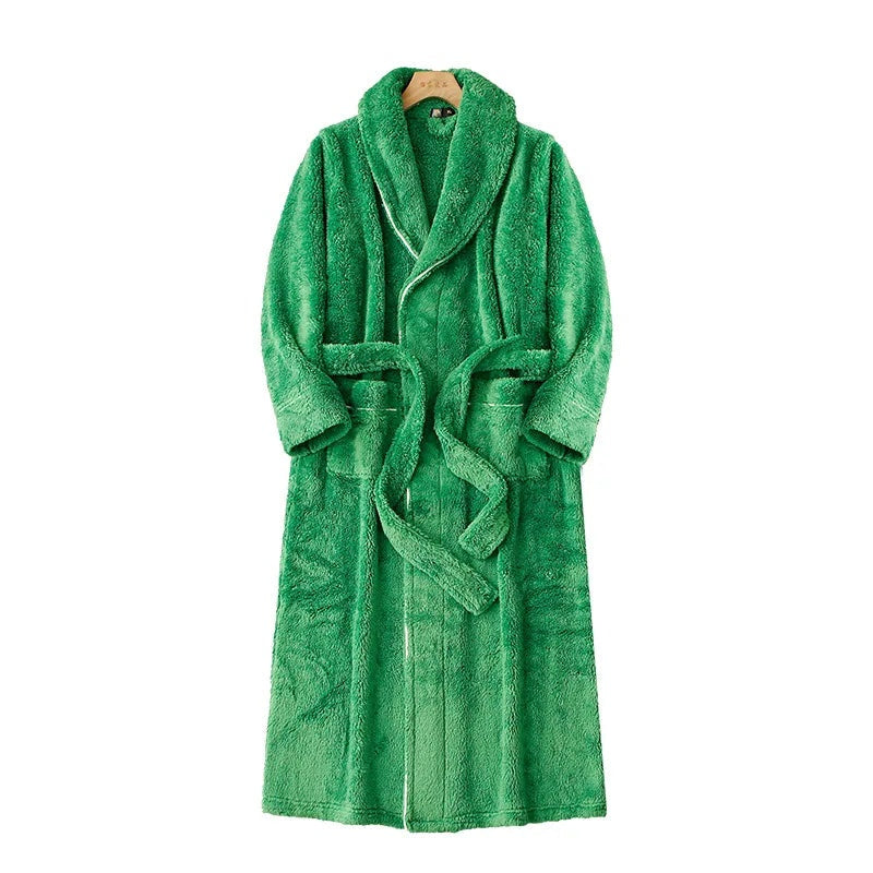 Pluche badjas in groen, vooraanzicht aan een hanger