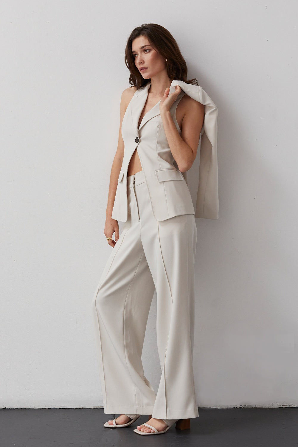 Blazerset met bolero en gilet in gebroken wit, gilet gedragen, bolero over de schouder