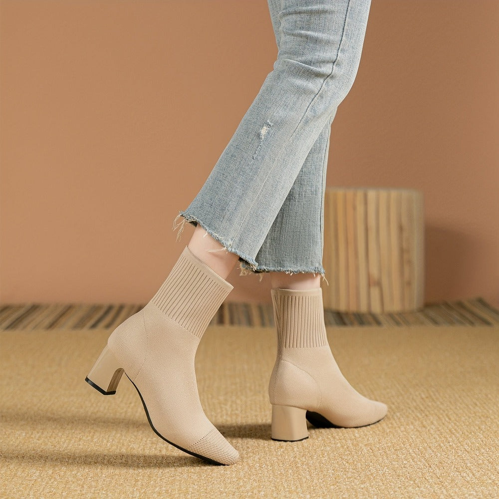 Beige sokkenlaarzen met blokhak, gedragen