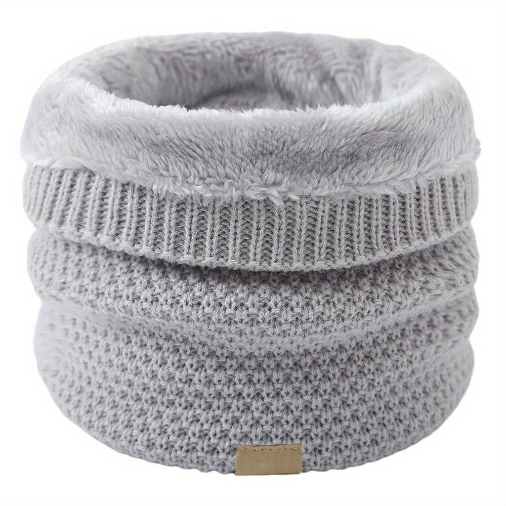 Gevoerde gebreide nekwarmer in lichtgrijs, productfoto