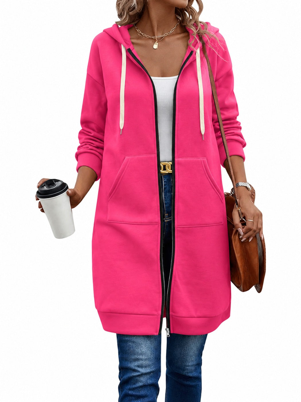 Vrouw in een lang fuchsia sweatvest met opgestikte zakken en boorden aan de mouwen | Boutique Moda