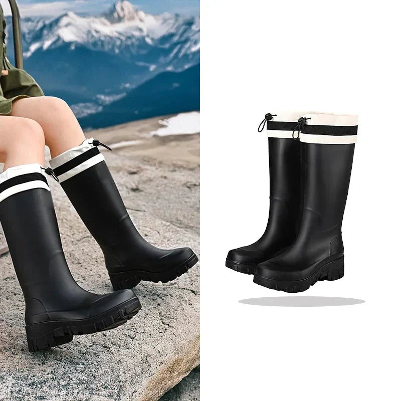 Regenlaarzen met trekkoord in zwart, hoog, gedragen en productfoto