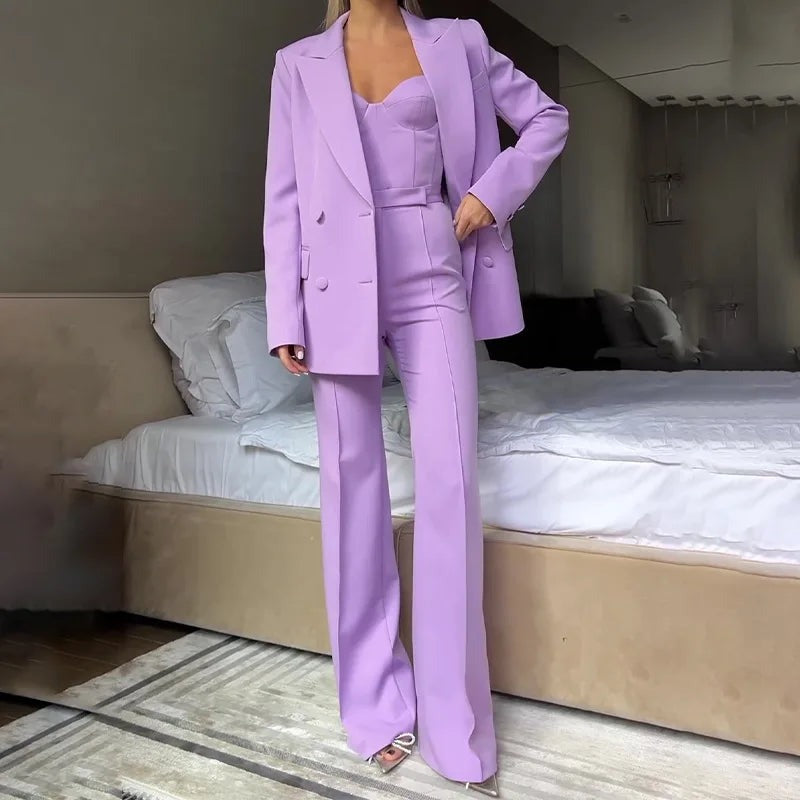 Driedelig broekpak met bustier, flared broek en blazer in lavendel, gedragen, vooraanzicht
