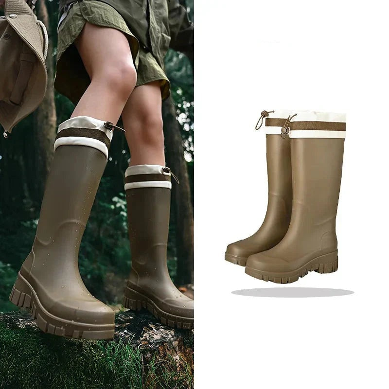 Regenlaarzen met trekkoord in bruin, hoog, gedragen en als productfoto