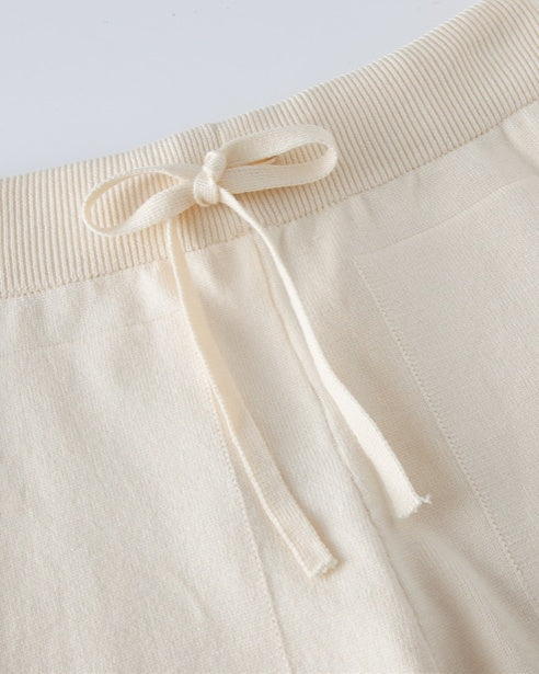 Elastische tailleband met koord van de crèmekleurige gebreide broek, close-up