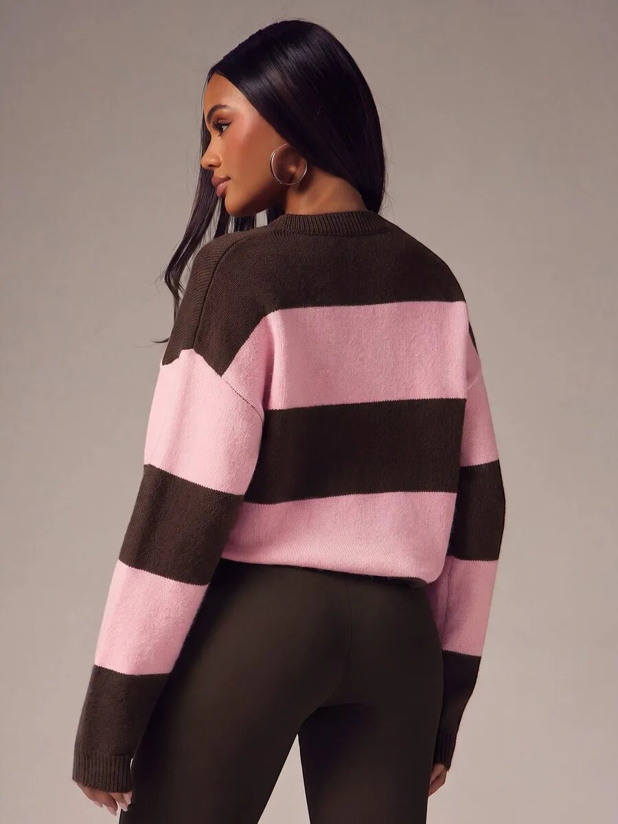 Oversized trui met brede strepen en knoopjes in roze/bruin, gedragen