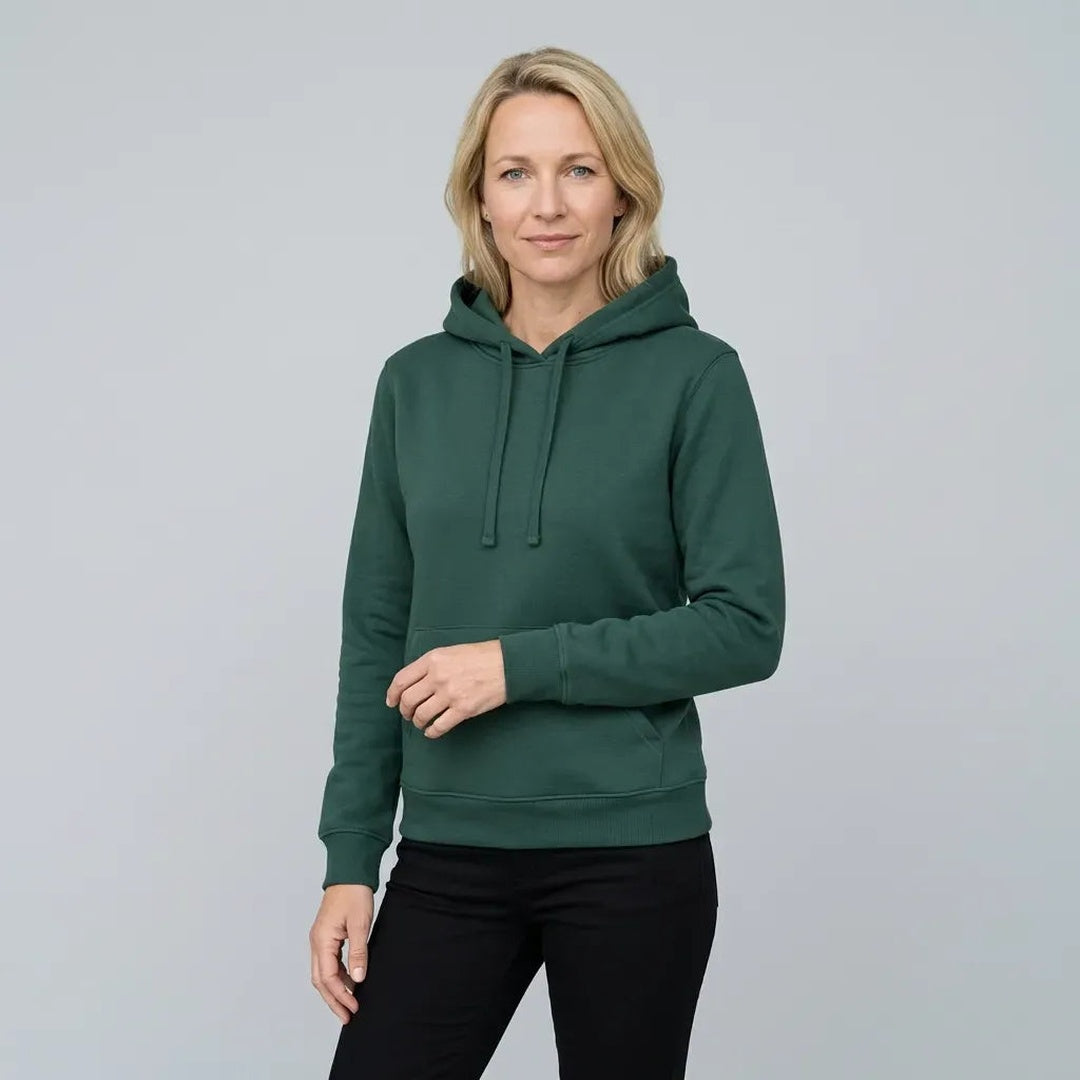 Vrouw draagt donkergroene hoodie met koorden en geribde boorden | Boutique Moda