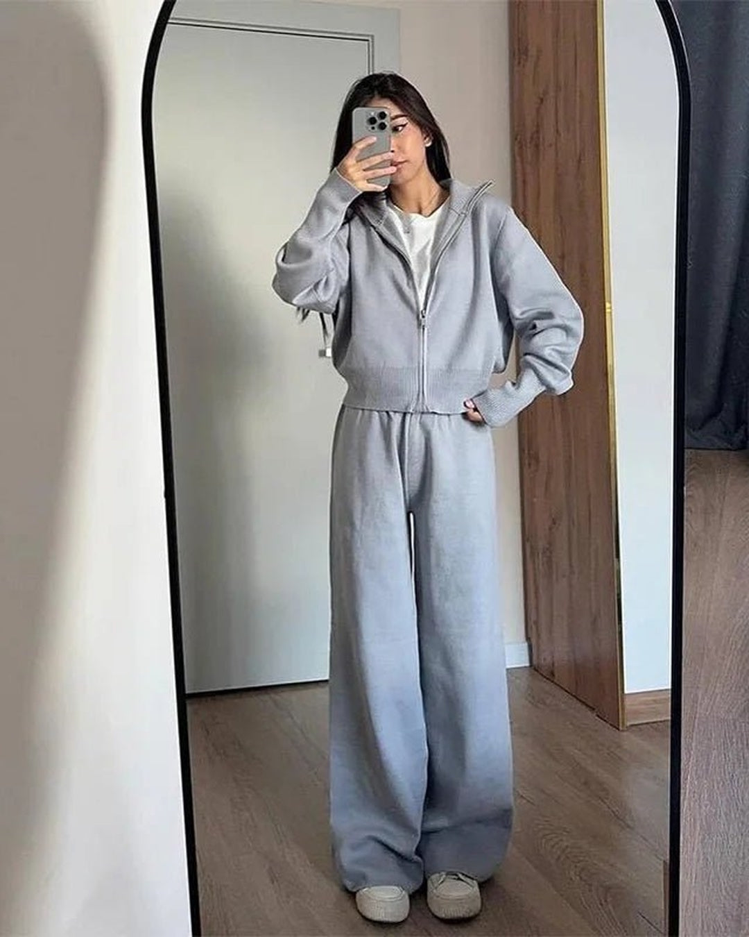 Gebreide set in grijs met ritsvest en wijde broek, spiegelfoto