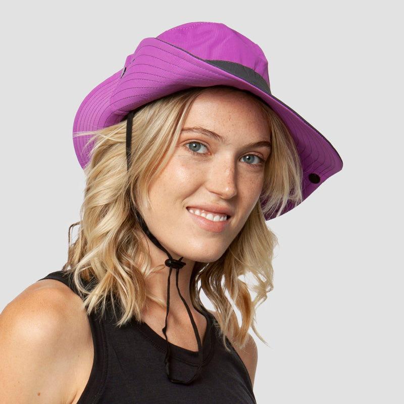 Paarse zonnehoed met kinband gedragen door lachende vrouw met blond haar | Boutique Moda