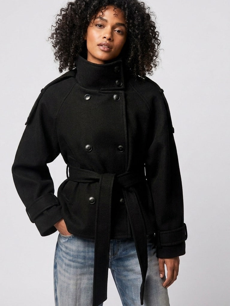 Korte trenchcoat met opstaande kraag in zwart, gedragen, vooraanzicht