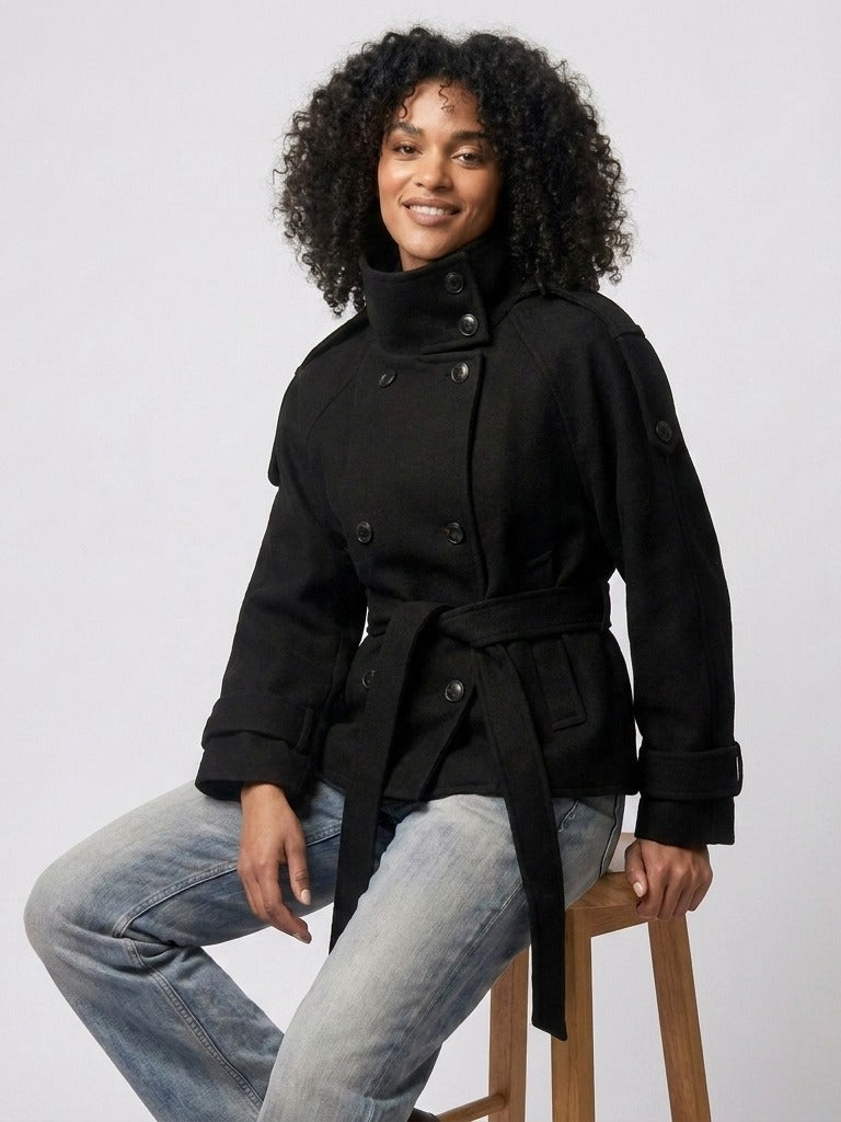 Korte trenchcoat met opstaande kraag in zwart, gedragen, zittend