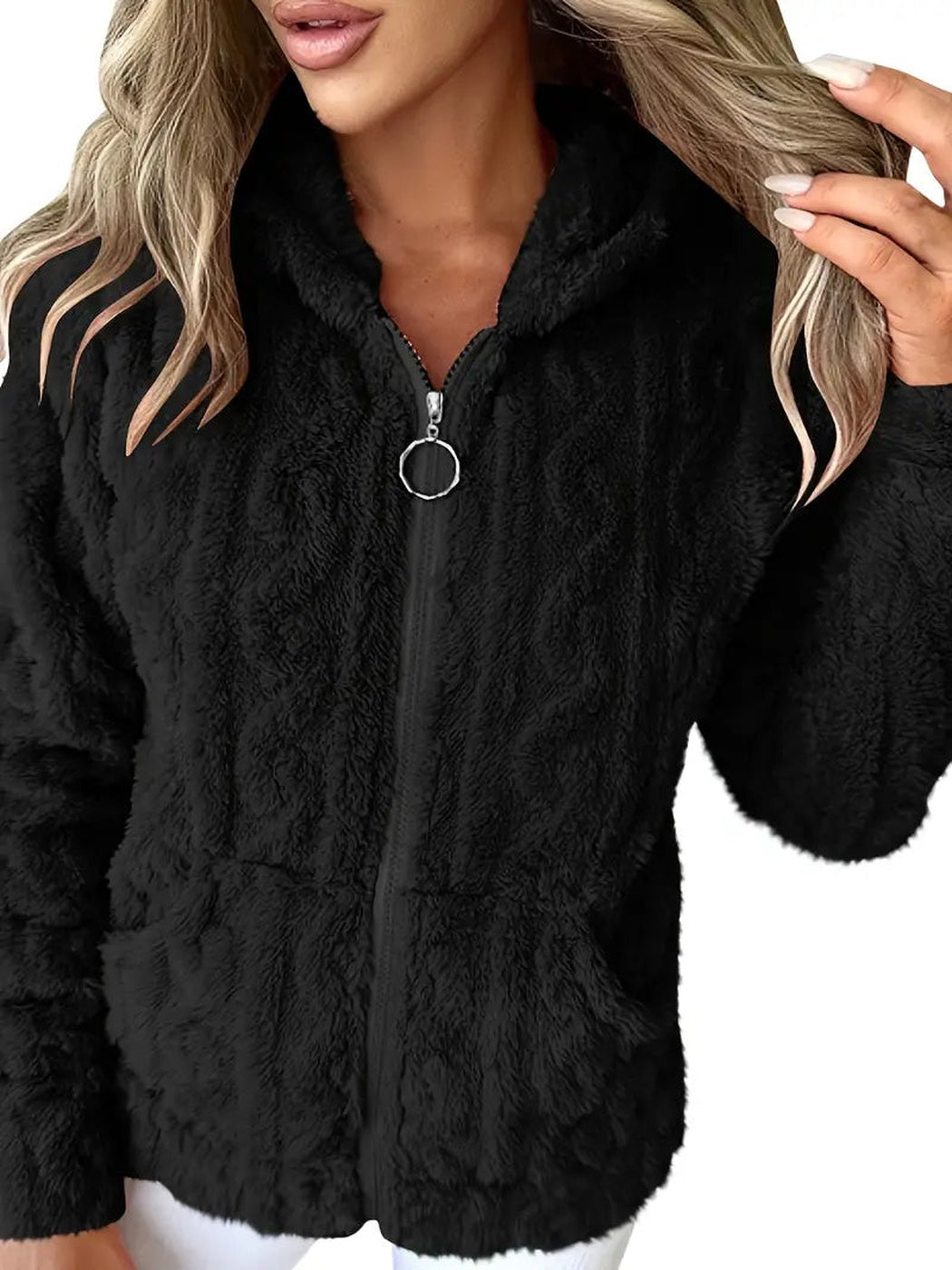 Vrouw draagt een zwart teddyvest met ringtrekker, hand in het haar | Boutique Moda