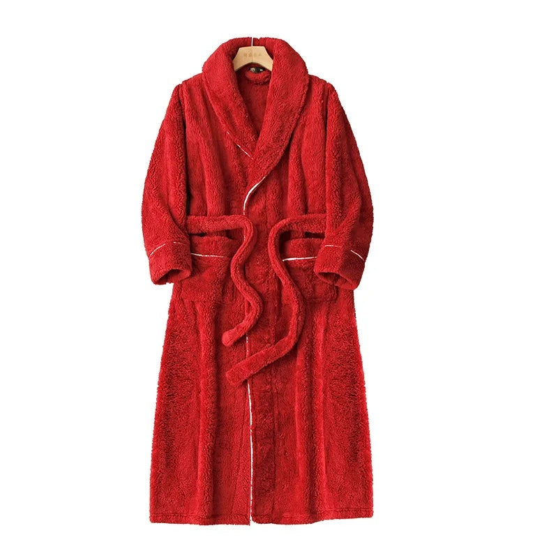 Pluche badjas in rood, vooraanzicht aan een hanger