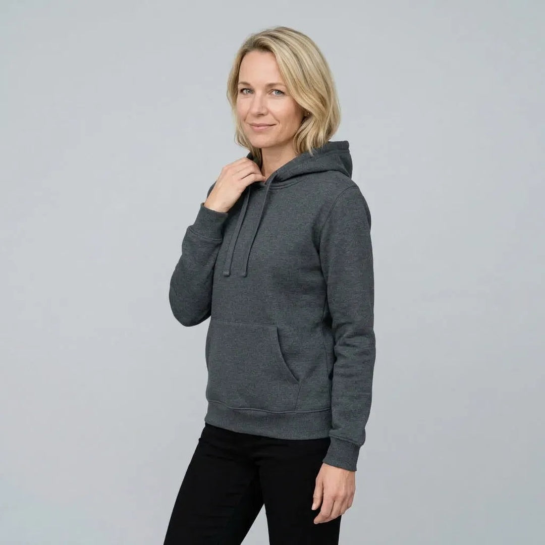 Vrouw draagt donkergrijze hoodie met koorden en kangoeroezak | Boutique Moda