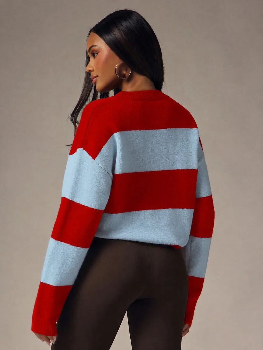 Oversized trui met brede strepen en knoopjes in rood/lichtblauw, gedragen
