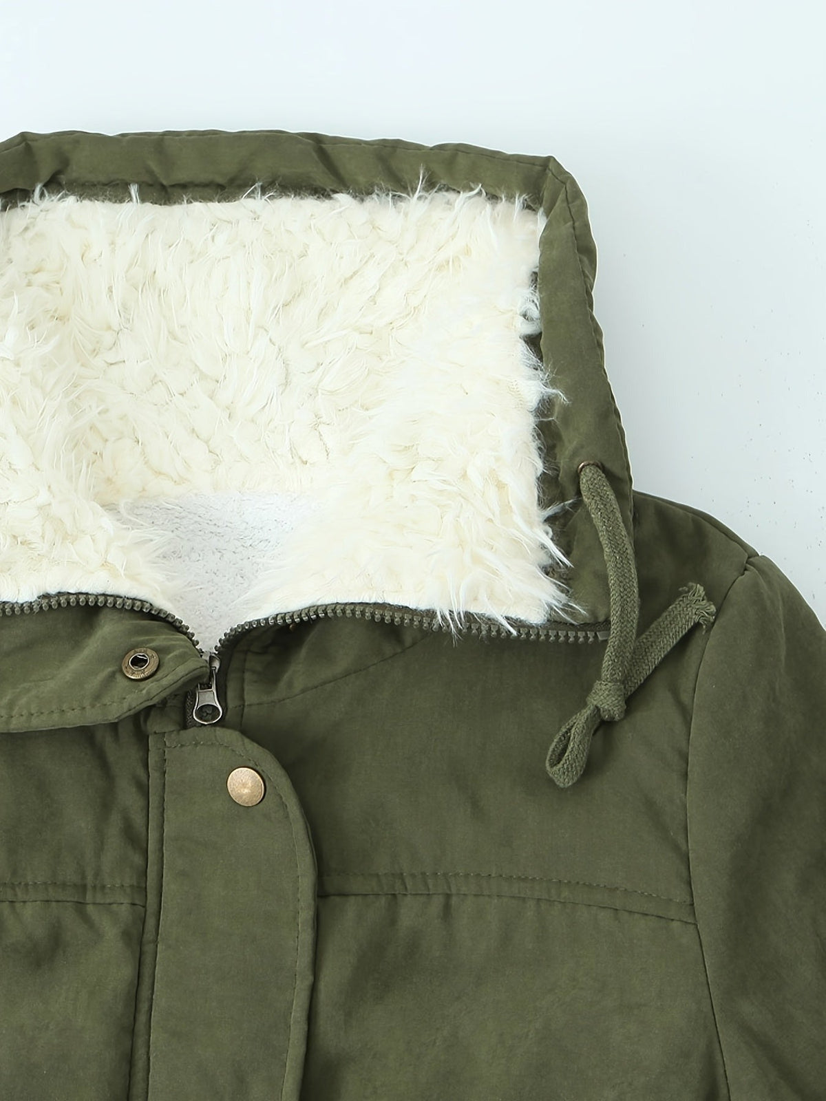 Teddykraag van de olijfgroene parka