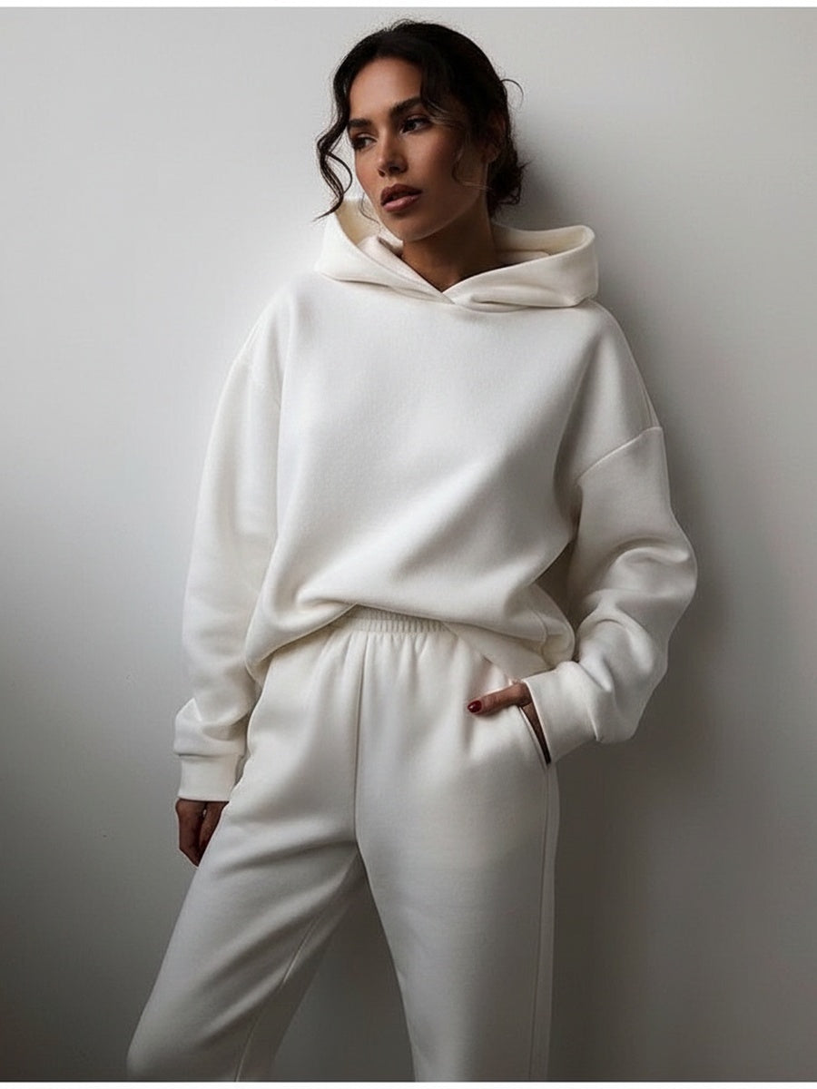Oversized hoodie en joggingbroek in wit, handen in de zakken
