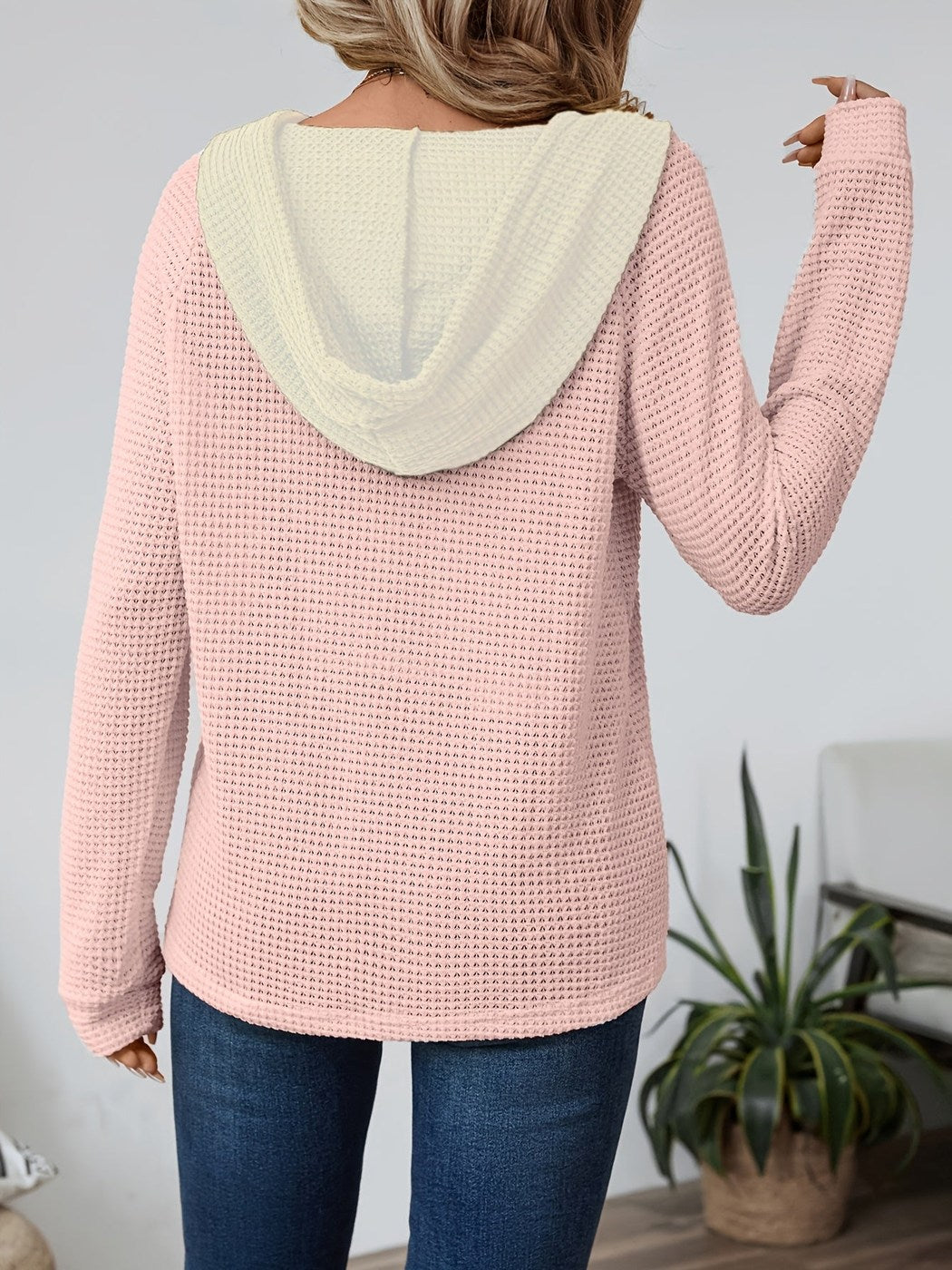 Achteraanzicht van de wafelhoodie in Roze/Crème met crèmekleurige capuchon | Boutique Moda