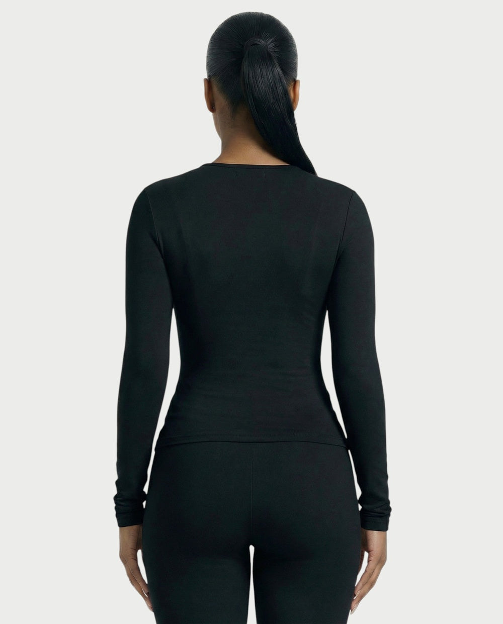 Strakke longsleeve met ronde hals in zwart, close-up achterkant