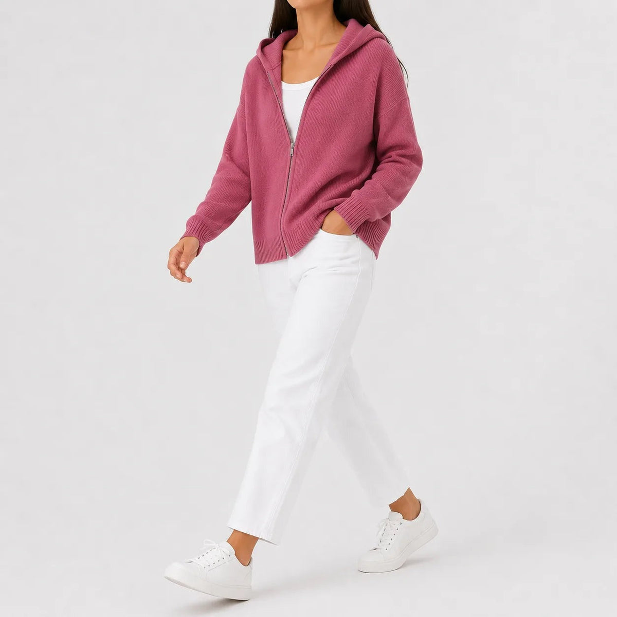 Gebreid vest met rits en capuchon in roze, gedragen, volledige look