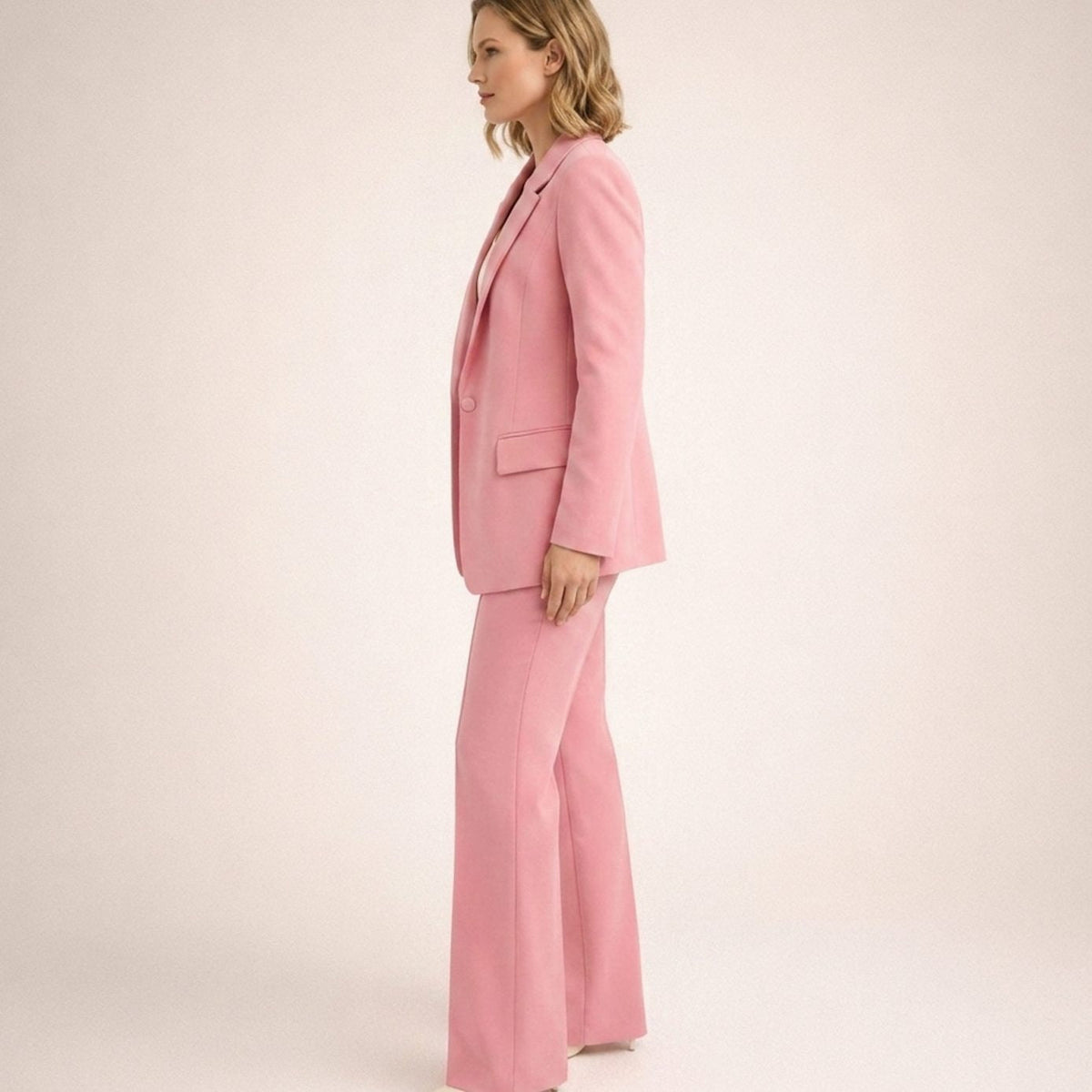 Broekpak met blazer met één knoop en wijde broek in roze, gedragen, zijaanzicht