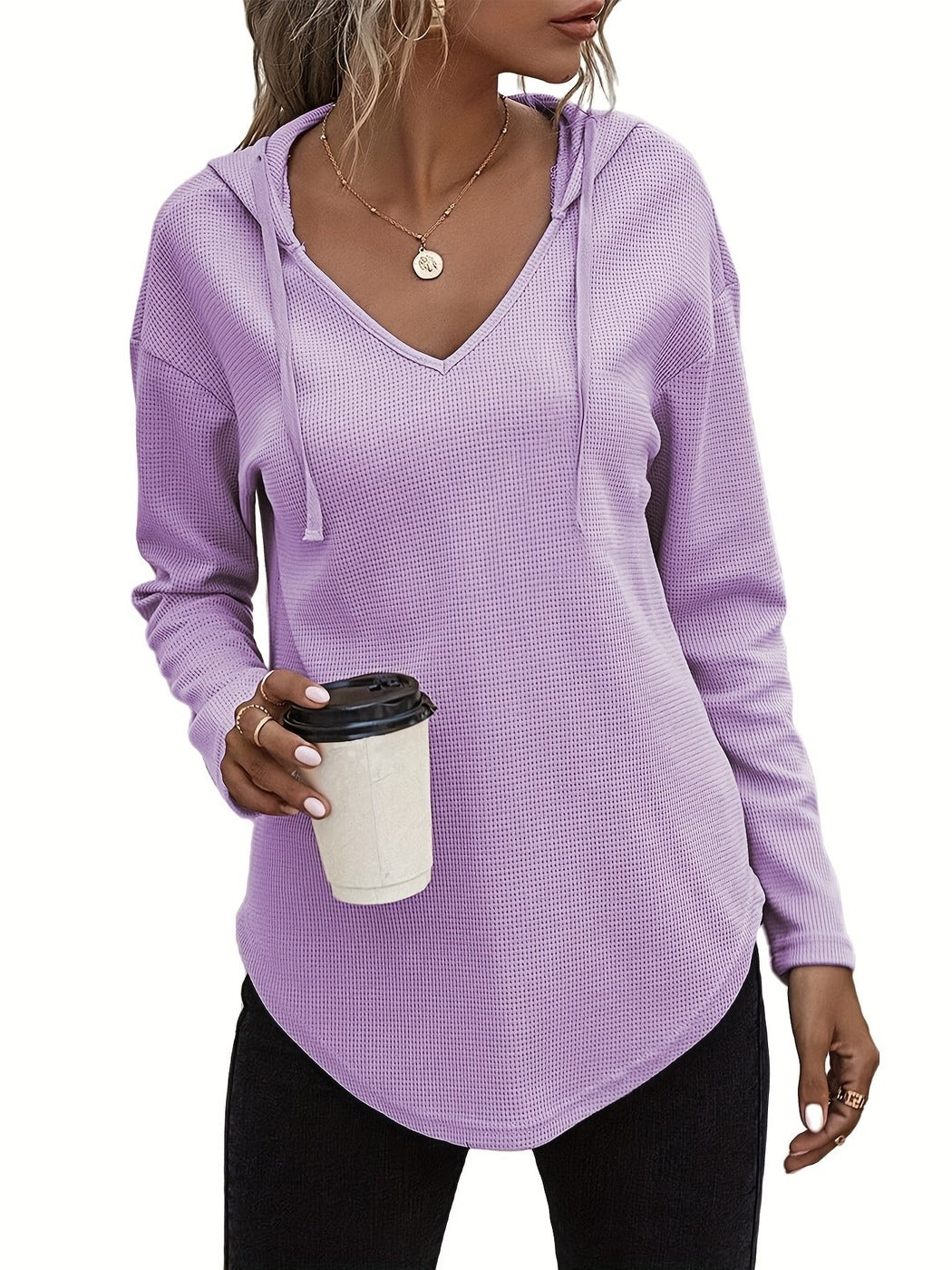 Vrouw met een koffiebeker in een lila hoodie met V-hals, vooraanzicht | Boutique Moda