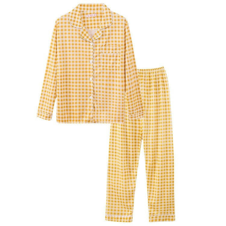 Pyjama met doorknoopshirt en lange broek, uitvoering geel ruitje, plat neergelegd