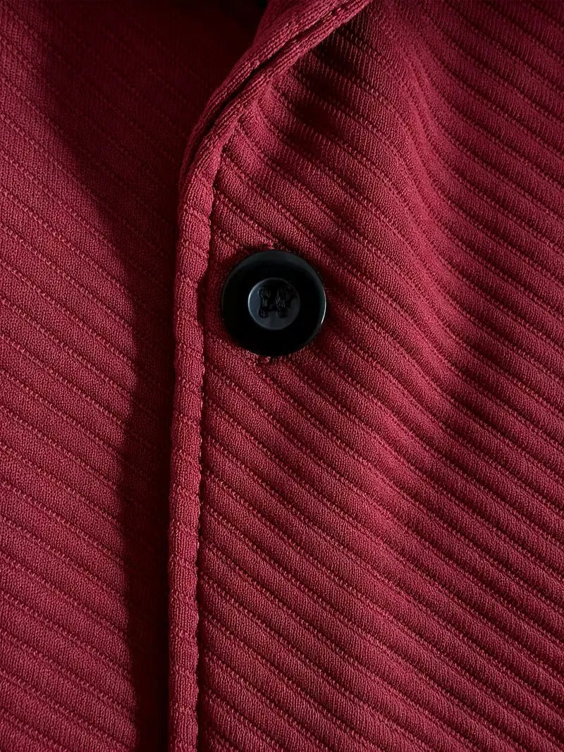 Heren blazer met gebreide structuur in bordeaux, close-up van de knoop