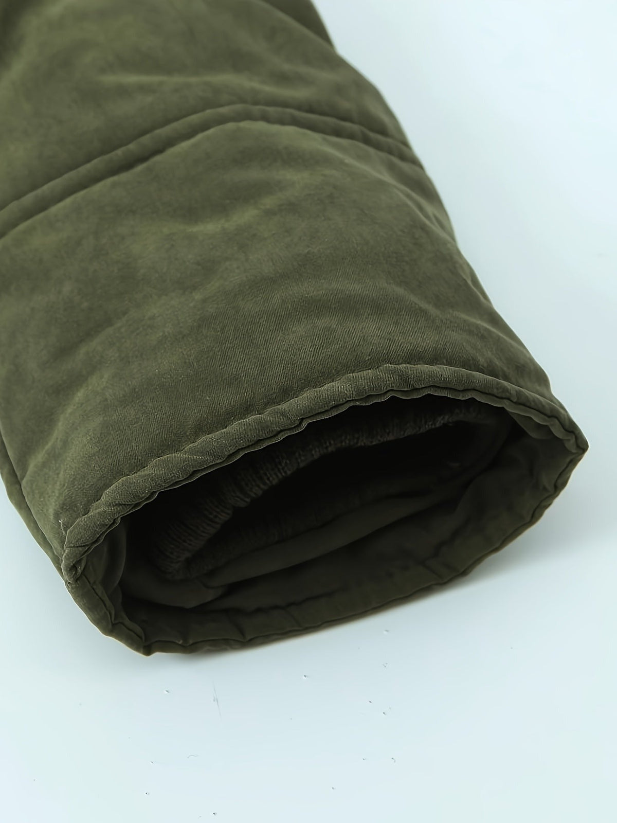 Mouwboord van de olijfgroene parka