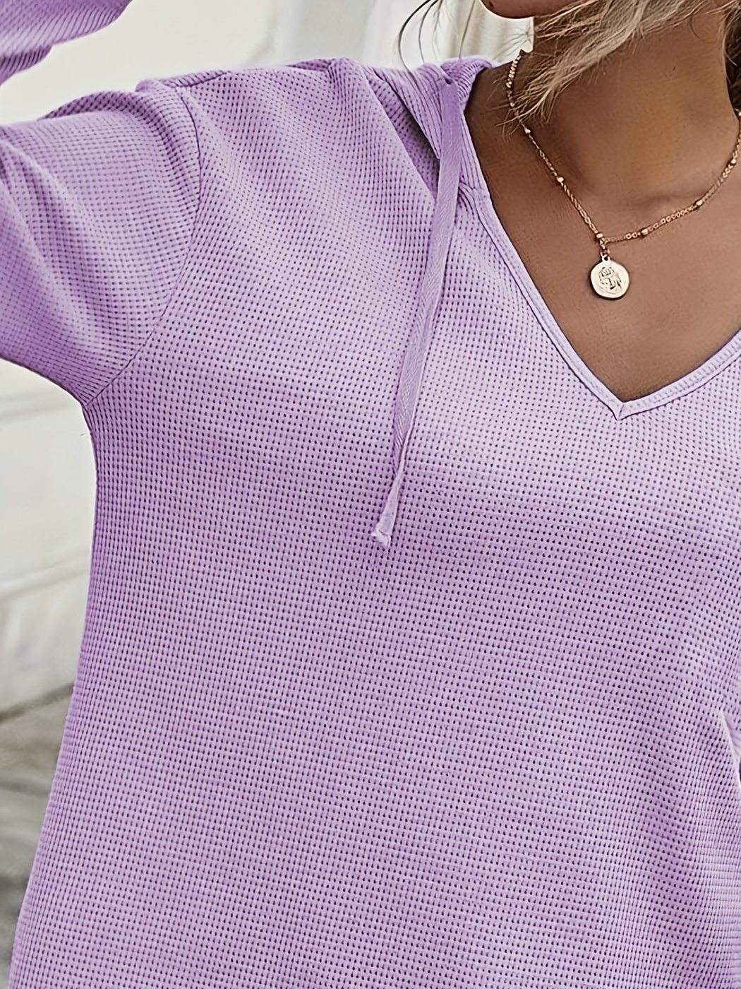 Close-up van de lila hoodie met V-hals, koord en wafelstructuur | Boutique Moda