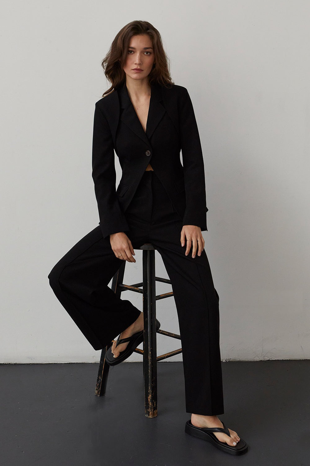 Blazerset met bolero en gilet in zwart, gedragen, zittend
