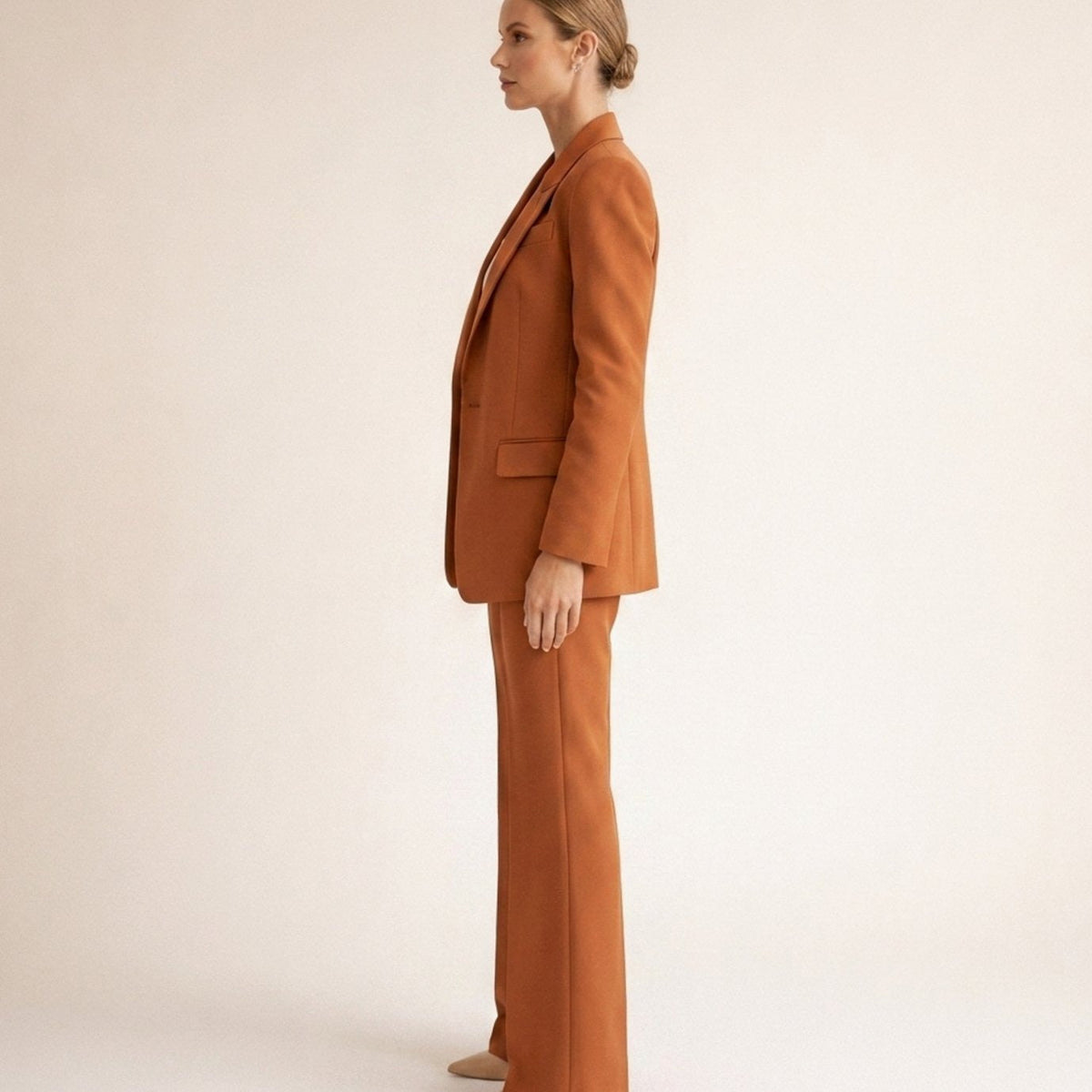 Broekpak met blazer met één knoop en wijde broek in bruin, gedragen, zijaanzicht