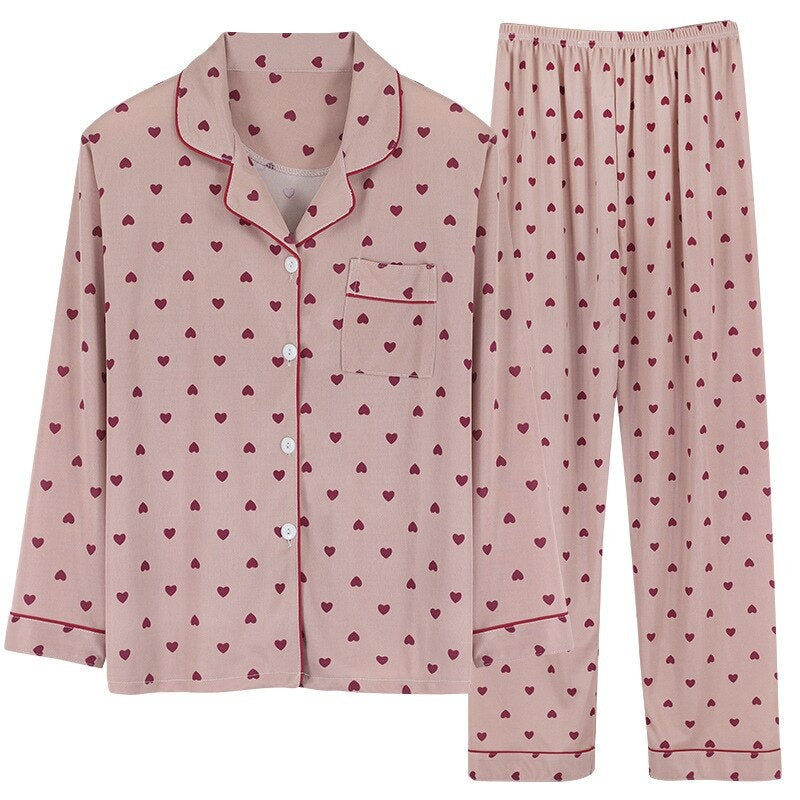 Pyjama met doorknoopshirt en lange broek, uitvoering nude met hartjes, plat neergelegd
