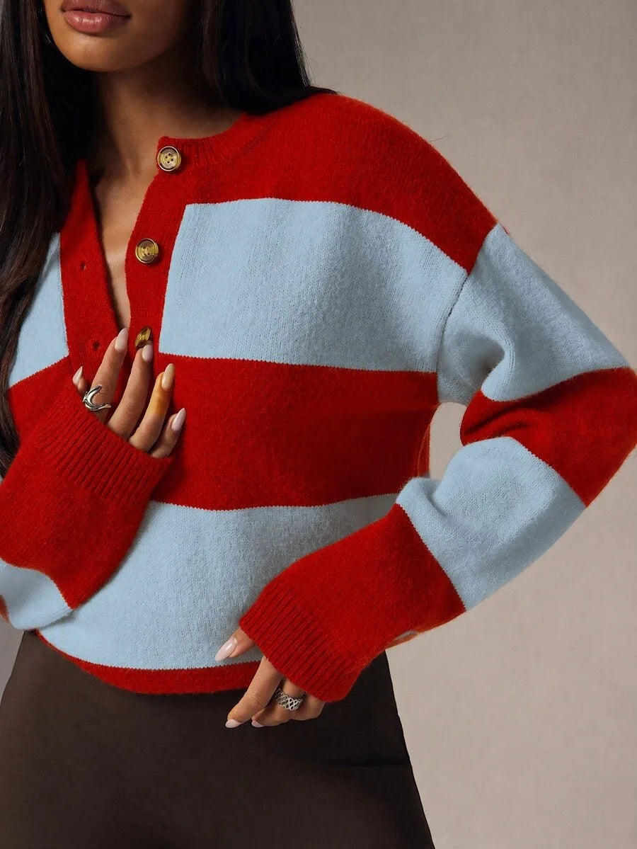 Oversized trui met brede strepen en knoopjes in rood/lichtblauw, gedragen
