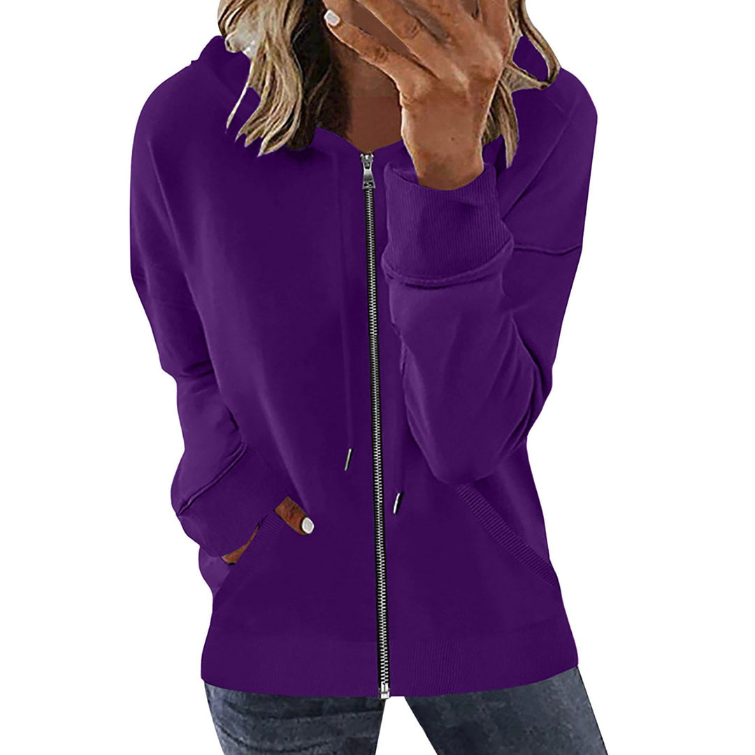 Vrouw in een violet sweatvest met verlaagde schouders en kangoeroezakken | Boutique Moda