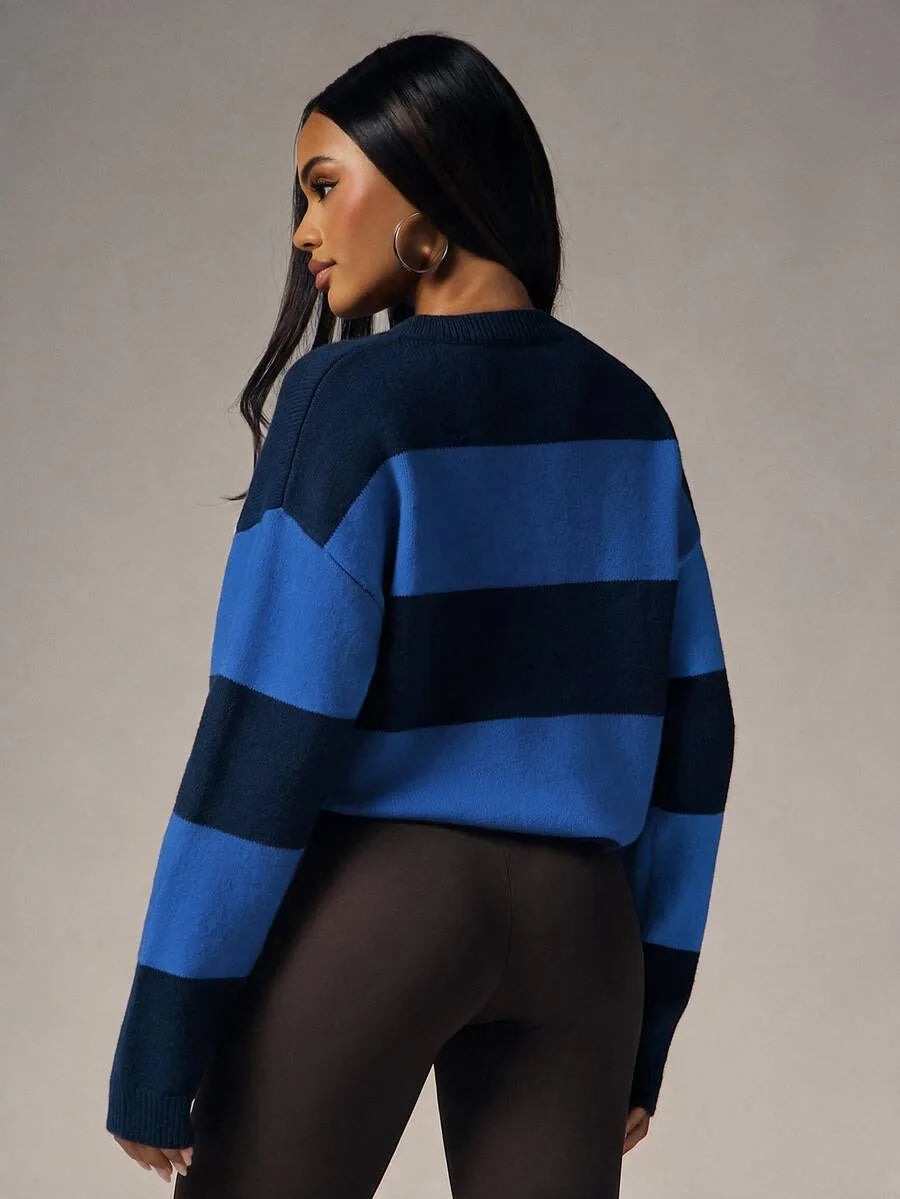 Oversized trui met brede strepen en knoopjes in marine/blauw, gedragen